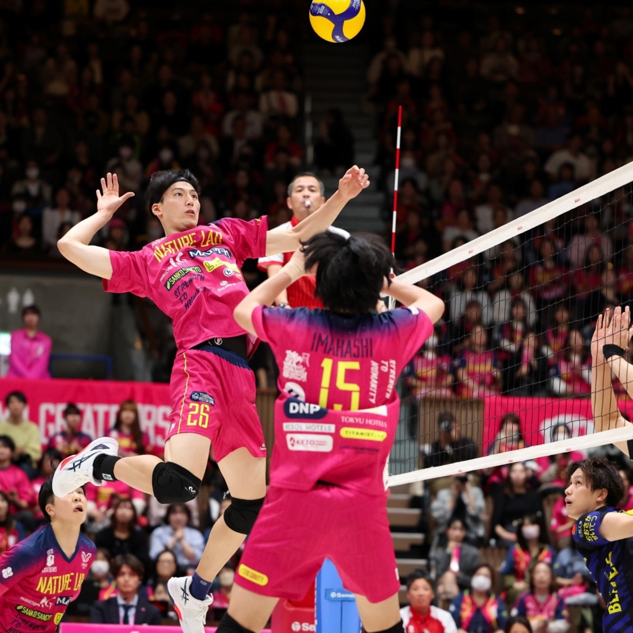 德甲战报：凯恩替补登场戴帽，拜仁5-0狂胜十人斯图加特